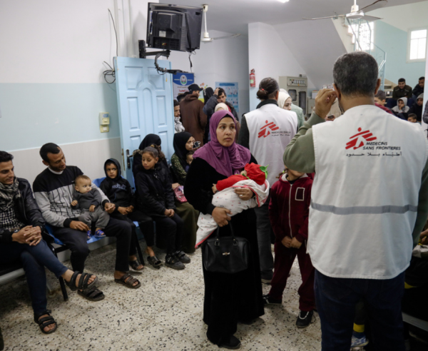 Un trabajador de MSF atiende a familias y niños en una sala de espera abarrotada en la clínica Al-Shaboura, en Rafah, al sur de Gaza. Palestina, 16 de diciembre de 2023. ©
Mohamed Abed