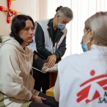Iryna, es atendida por personal médico de MSF en Ucrania