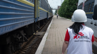 Paramédicos de MSF se preparan para trasladar a pacientes en el tren medicalizado de MSF en Ucrania