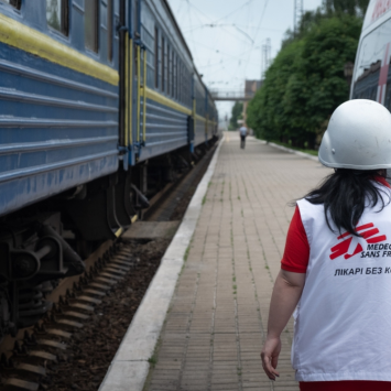 Paramédicos de MSF se preparan para trasladar a pacientes en el tren medicalizado de MSF en Ucrania