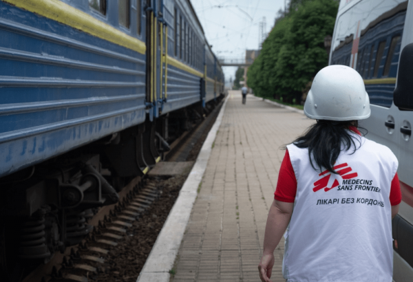 Paramédicos de MSF se preparan para trasladar a pacientes en el tren medicalizado de MSF en Ucrania