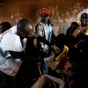 Euipos de MSF realizaron una campaña de vacunación contra el sarampión en la aldea de Ndjala, RDC