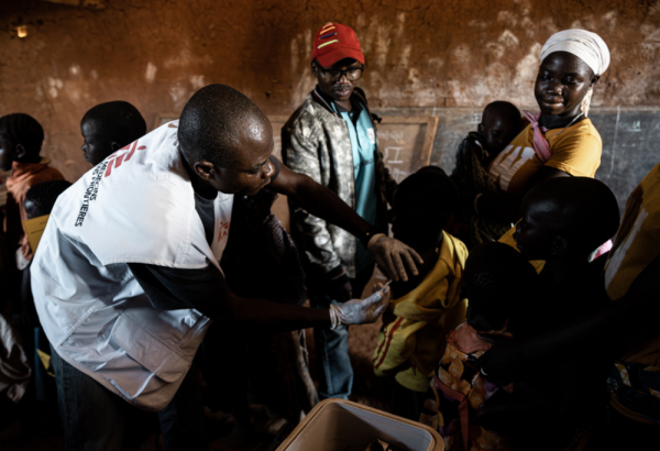 Euipos de MSF realizaron una campaña de vacunación contra el sarampión en la aldea de Ndjala, RDC