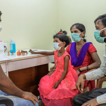 Personal de MSF asesora a los padres de una niña de seis años con TB-MDR en Mumbai- India.