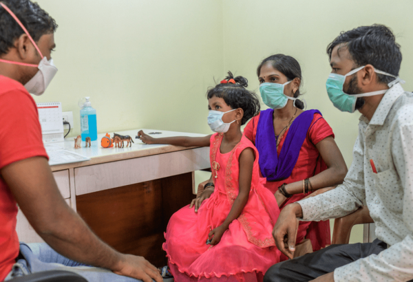 Personal de MSF asesora a los padres de una niña de seis años con TB-MDR en Mumbai- India.