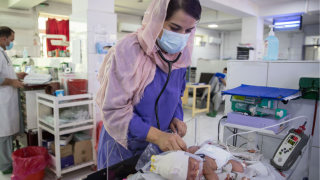 Una pediatra de MSF atienede aun recién nacido en una maternidad de Afganistán