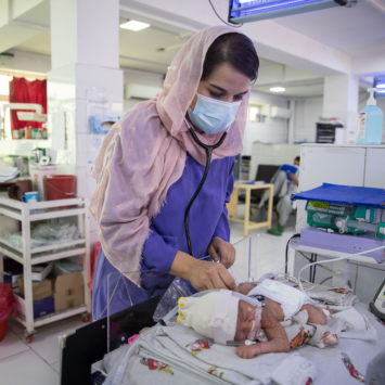 Una pediatra de MSF atienede aun recién nacido en una maternidad de Afganistán
