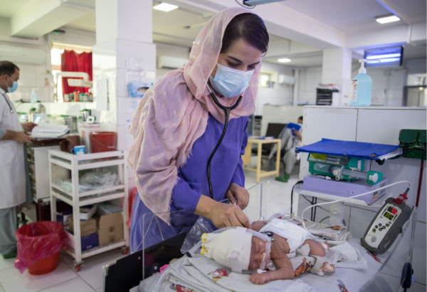 Una pediatra de MSF atienede aun recién nacido en una maternidad de Afganistán
