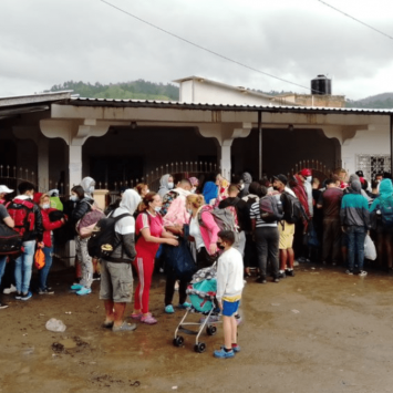 Un equipo de MSF construyen en cuestión de minutos una clínica móvil en las afueras del INM.