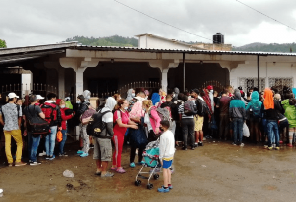 Un equipo de MSF construyen en cuestión de minutos una clínica móvil en las afueras del INM.