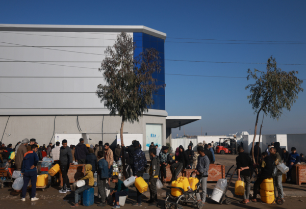 La población hace fila para recibir agua potable de MSF en Rafah