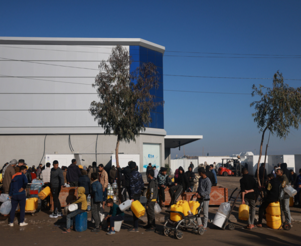 La población hace fila para recibir agua potable de MSF en Rafah