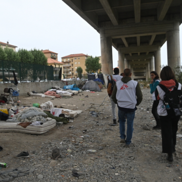 Documentamos el rechazo en la frontera y las condiciones de vida de cientos de migrantes y refugiados varados en Ventimiglia tras ser devueltos por Francia