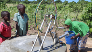 MSF brinda acceso a agua limpia mediante el establecimiento de seis pozos protegidos en Mozambique.