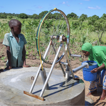 MSF brinda acceso a agua limpia mediante el establecimiento de seis pozos protegidos en Mozambique.