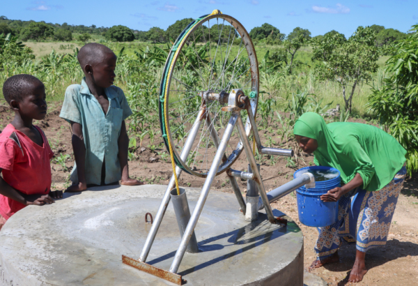 MSF brinda acceso a agua limpia mediante el establecimiento de seis pozos protegidos en Mozambique.