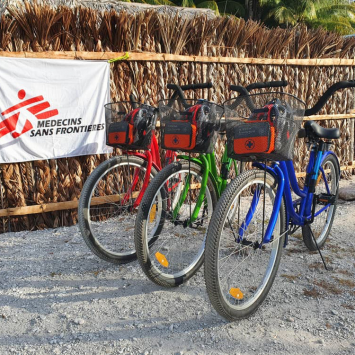 El trabajo de MSF consiste en reducir el impacto de nuestras actividades en Kiribati, como escenario vulnerable al clima. El equipo se desplaza en bicicleta
