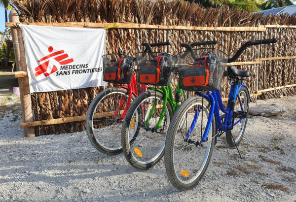 El trabajo de MSF consiste en reducir el impacto de nuestras actividades en Kiribati, como escenario vulnerable al clima. El equipo se desplaza en bicicleta