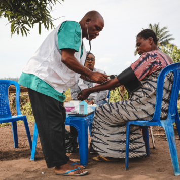 MSF brinda atención médica en el campo de personas desplazadas de Hervé Farm en Kwamouth, RDC
