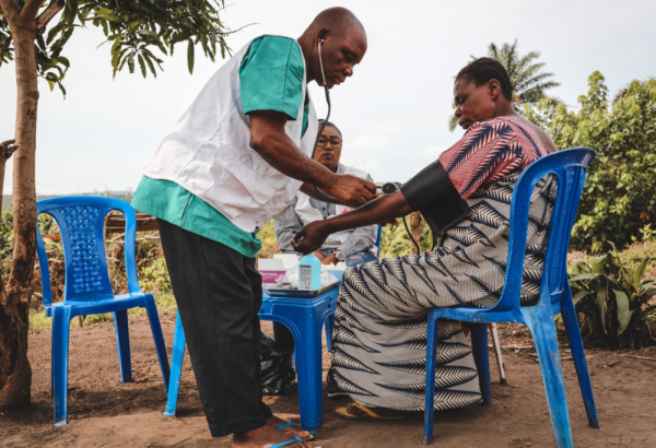 MSF brinda atención médica en el campo de personas desplazadas de Hervé Farm en Kwamouth, RDC
