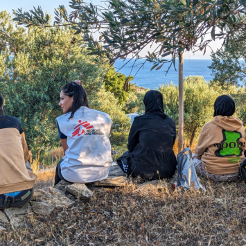 MSF brinda asistencia de emergencia -primeros auxilios médicos y psicológicos- a las personas que llegan a las islas de Lesbos y Samos