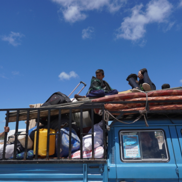 Palestinos desplazados que salieron con sus pertenencias de Rafah, en el sur de la Franja de Gaza,