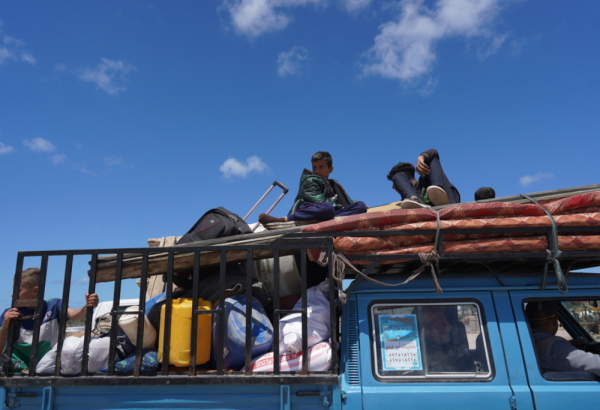 Palestinos desplazados que salieron con sus pertenencias de Rafah, en el sur de la Franja de Gaza,