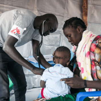 Los centros de MSF en Sudán del Sur están experimentando aumentos significativos del sarampión y la desnutrición, especialmente entre los niños