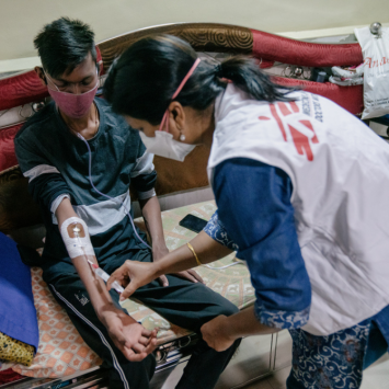 Enfermera de MSF, realiza el procedimiento de pre-infusión para un paciente de TB-DR en Mumbai, India.