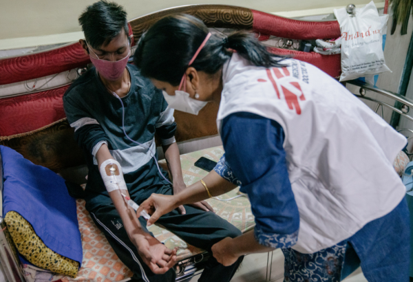Enfermera de MSF, realiza el procedimiento de pre-infusión para un paciente de TB-DR en Mumbai, India.