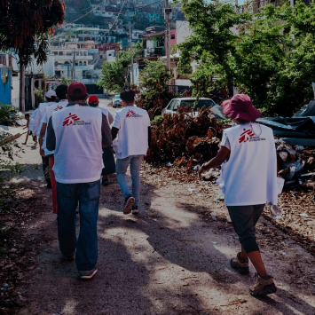 Equipo de MSF en una clínoca móvil brinda asistencia a la población afectada por el huracán Otis. © MSF