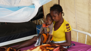 MSF brinda atención a niñoa y niñas con malaria y desnutrición en Madagascar