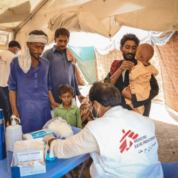 Personal de MSF brinda atención médica a la población afectada por las inundaciones en Pakistán