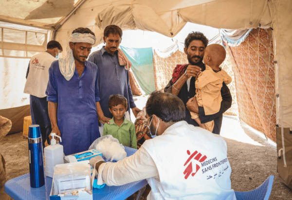 Personal de MSF brinda atención médica a la población afectada por las inundaciones en Pakistán