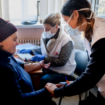 MSF brinda atención médica a las mujeres, y apoyo al personal sanitarios local para ayudarles a mejorar su trabajo