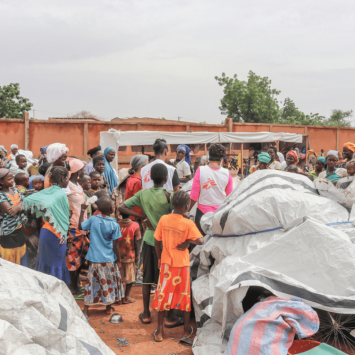 MSF brinda atención a la población en el campo al aire libre para personas que huyeron de la inseguridad y la violencia en el estadio regional de Kaya