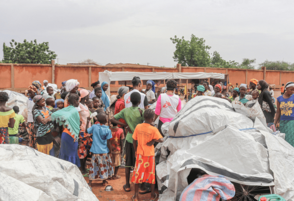 MSF brinda atención a la población en el campo al aire libre para personas que huyeron de la inseguridad y la violencia en el estadio regional de Kaya