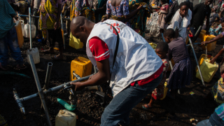 MSF distribuye agua limpia en el campo de desplazados de Rusayo, RDC