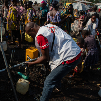 MSF distribuye agua limpia en el campo de desplazados de Rusayo, RDC