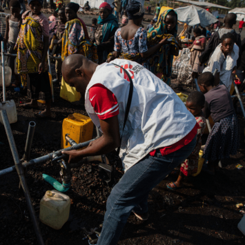 MSF distribuye agua limpia en el campo de desplazados de Rusayo, RDC