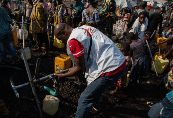 MSF distribuye agua limpia en el campo de desplazados de Rusayo, RDC