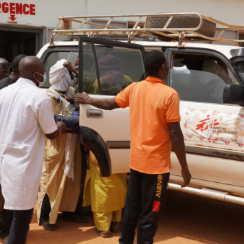 El equipo de MSF evacua a un paciente de urgencia al hospital regional de Mopti.