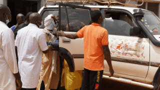 El equipo de MSF evacua a un paciente de urgencia al hospital regional de Mopti.