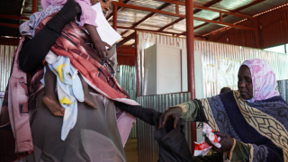 Los equipos de MSF ofrecen servicios de alimentación terapéutica ambulatoria en el campo de Zamzam.