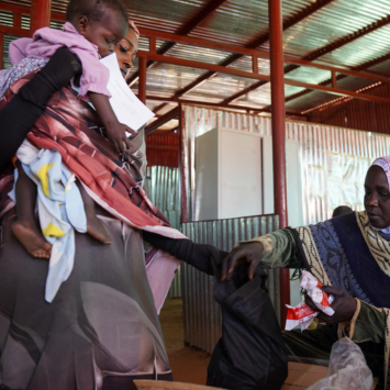 Los equipos de MSF ofrecen servicios de alimentación terapéutica ambulatoria en el campo de Zamzam.