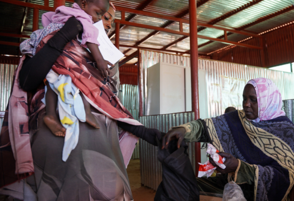 Los equipos de MSF ofrecen servicios de alimentación terapéutica ambulatoria en el campo de Zamzam.