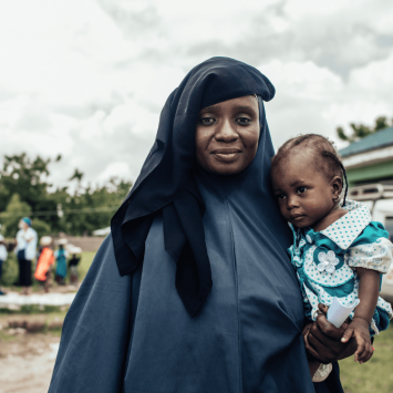 Hannatu Bello, con una de sus hijas gemelas, en el centro de alimentación terapéutica ambulatoria de MSF