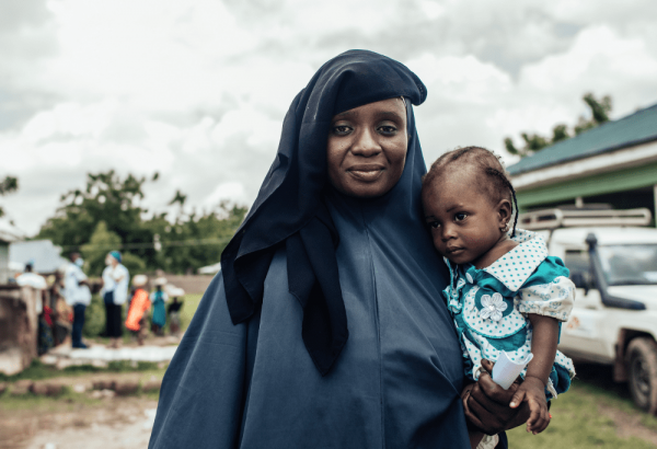 Hannatu Bello, con una de sus hijas gemelas, en el centro de alimentación terapéutica ambulatoria de MSF