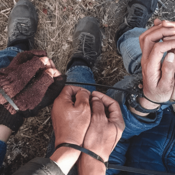 MSF localiza a tres personas esposadas y cuatro heridas en la isla egea de Lesbos