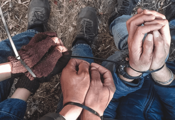 MSF localiza a tres personas esposadas y cuatro heridas en la isla egea de Lesbos